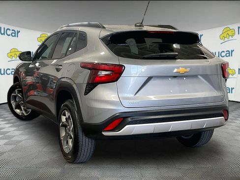 Used 2025 Chevrolet Trax LT w/ LT Convenience Package FWD image 4
