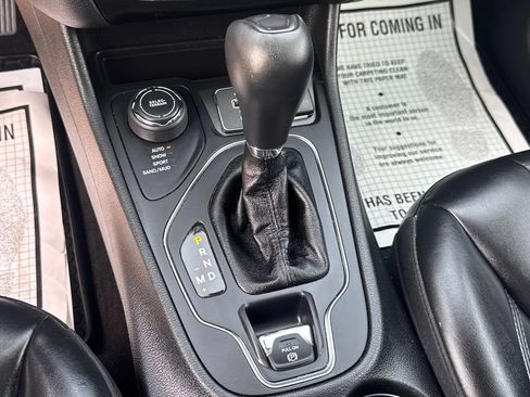 Used 2019 Jeep Cherokee Latitude Plus w/ Cold Weather Group AWD/4WD image 49