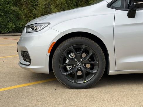 New 2026 Chrysler Pacifica Limited image 9