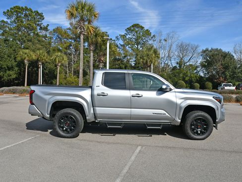 Used 2025 Toyota Tacoma Limited image 2