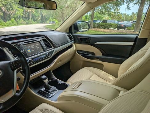Used 2019 Toyota Highlander Plus AWD/4WD image 11