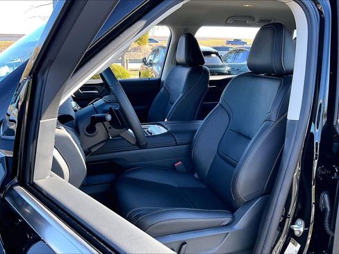 New 2025 Nissan Armada SV image 9