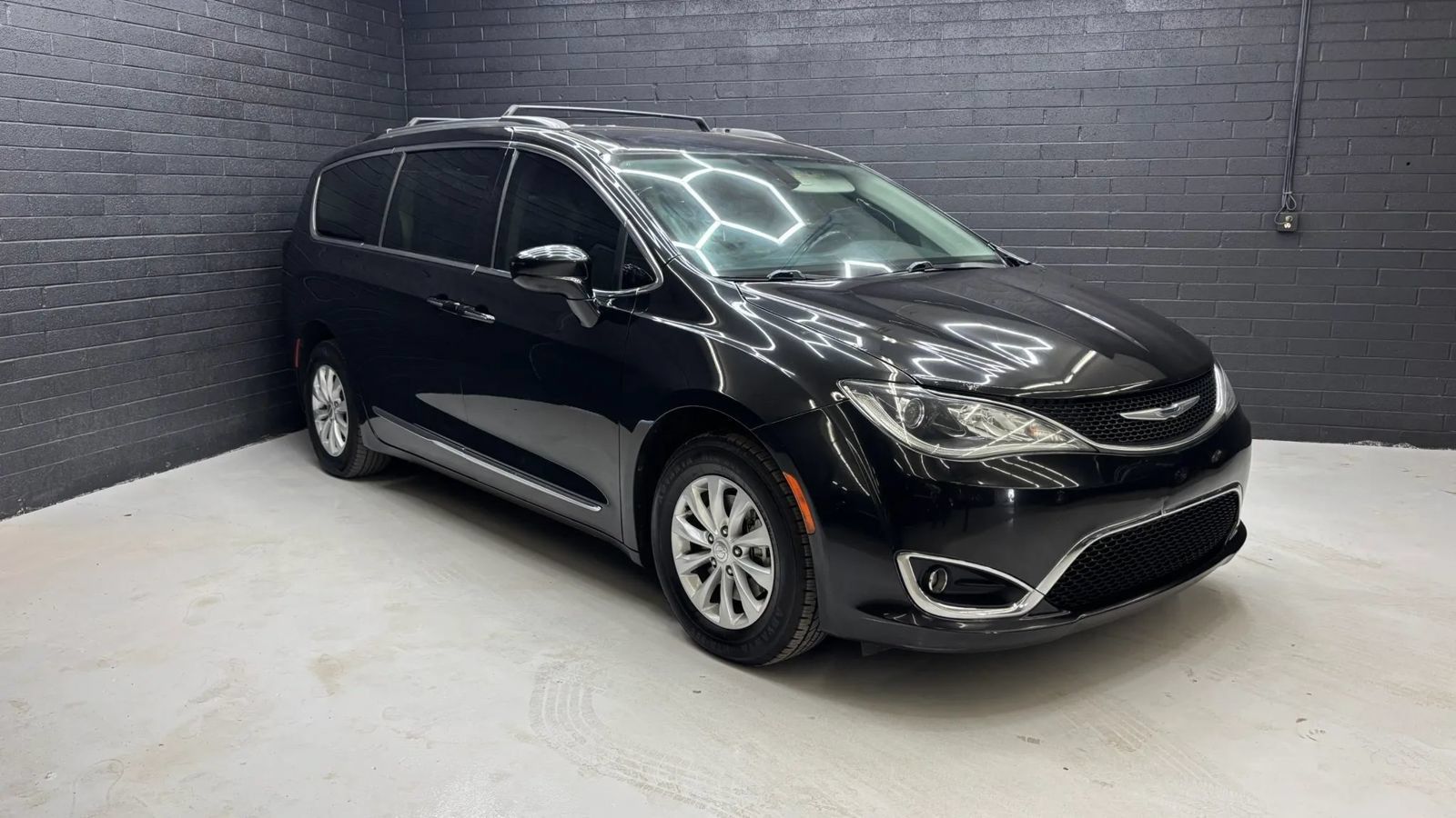 Used 2017 Chrysler Pacifica Touring-L w/ 13 Speaker Alpine Sound Group FWD image 1