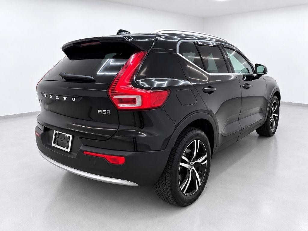 Used 2023 Volvo XC40 B5 Plus AWD/4WD image 3
