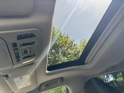 Used 2021 Toyota Highlander XLE AWD/4WD image 27