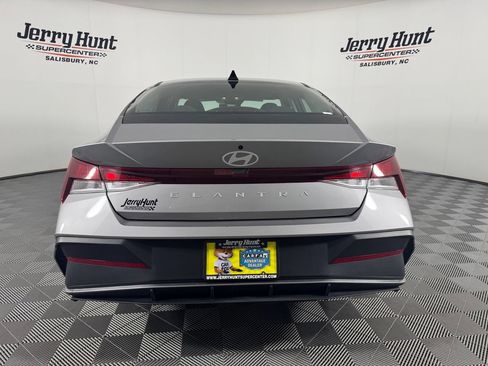 Used 2025 Hyundai Elantra SE FWD image 7