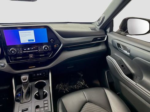 Used 2023 Toyota Highlander XSE FWD image 23