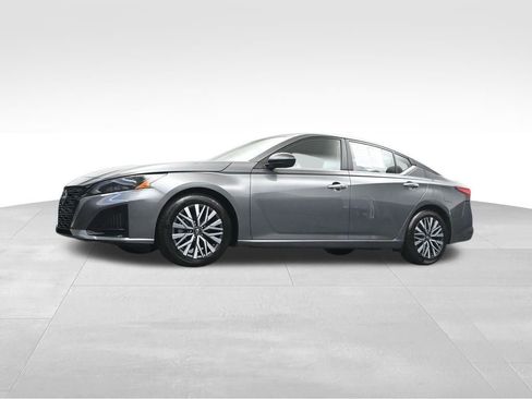 Used 2025 Nissan Altima 2.5 SV FWD image 24