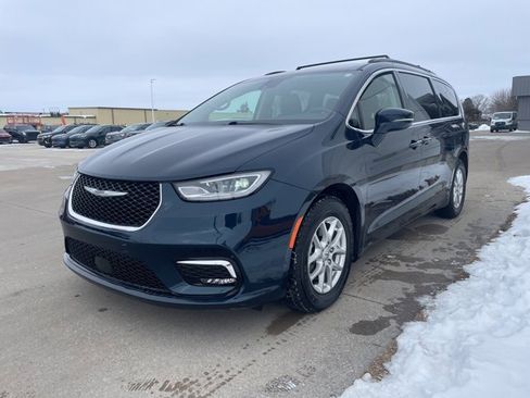 Used 2022 Chrysler Pacifica Touring-L image 7