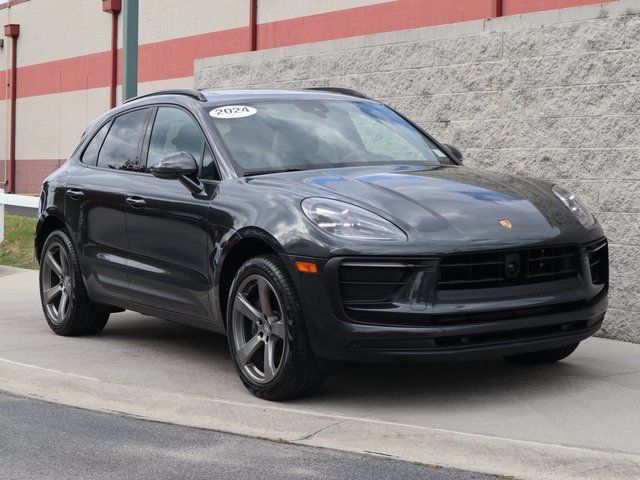 Certified 2024 Porsche Macan AWD/4WD image 10