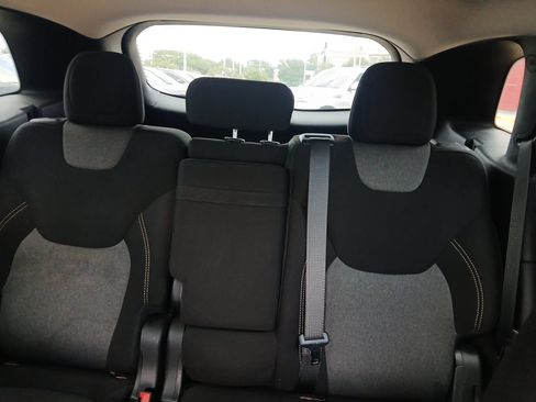 Used 2016 Jeep Cherokee Sport FWD image 17