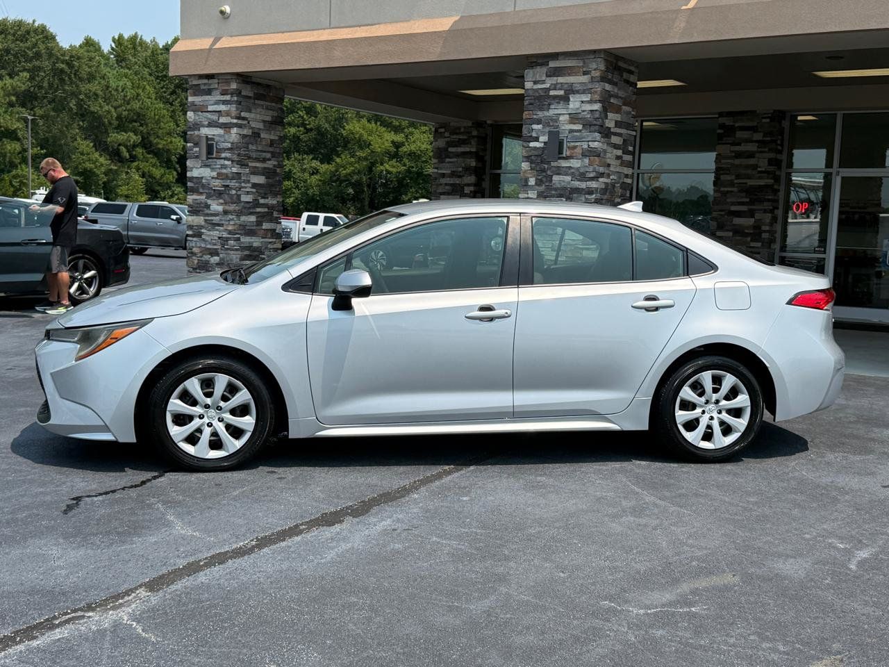 Used 2022 Toyota Corolla LE FWD image 2