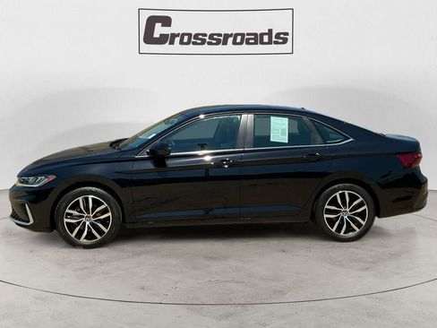 Used 2025 Volkswagen Jetta SE FWD image 2