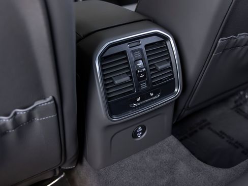 Certified 2025 Porsche Macan AWD/4WD image 43