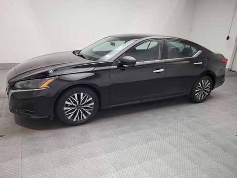 Used 2025 Nissan Altima 2.5 SV FWD image 2