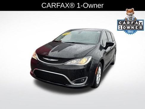 Used 2020 Chrysler Pacifica Touring image 2