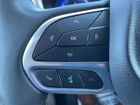 Used 2023 Chrysler Pacifica Touring-L image 17