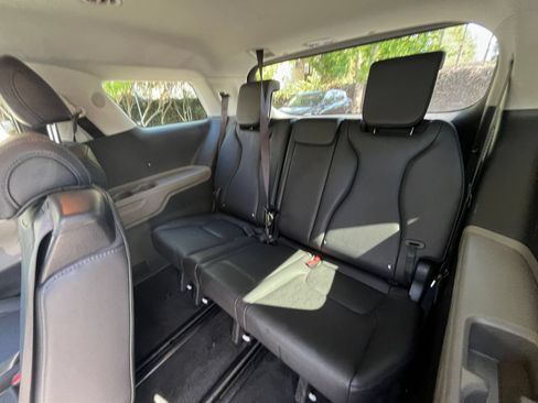 Used 2026 Kia Carnival FWD image 31