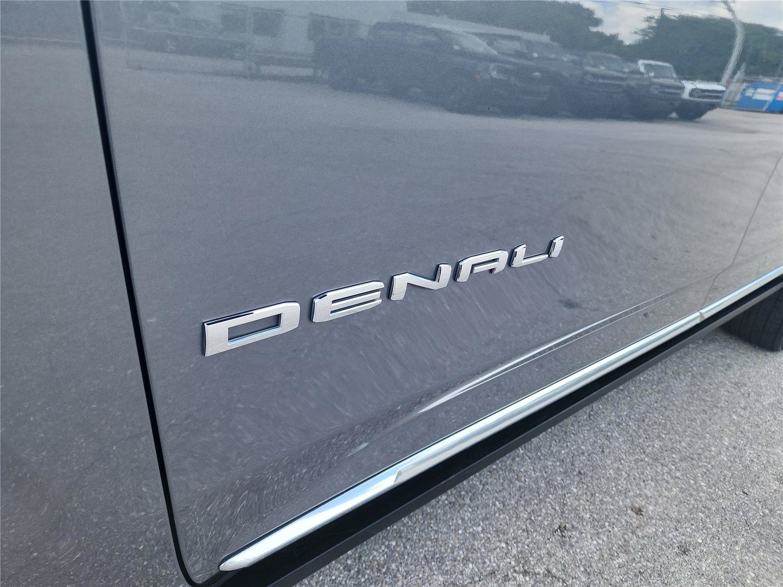 Used 2022 GMC Yukon XL Denali RWD image 12