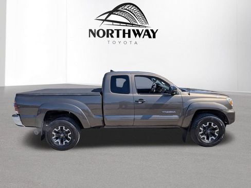 Used 2015 Toyota Tacoma 4x4 Access Cab V6 w/ SR5 Package image 3