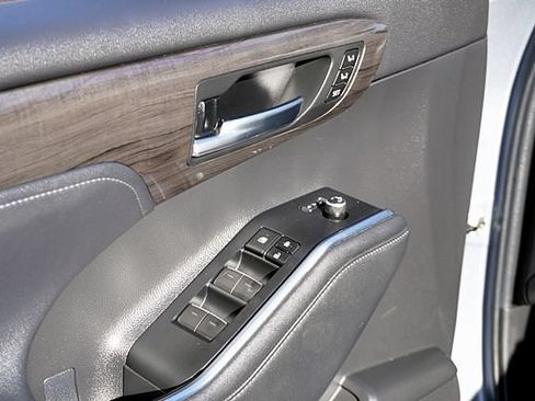 Used 2023 Toyota Highlander Platinum FWD image 26