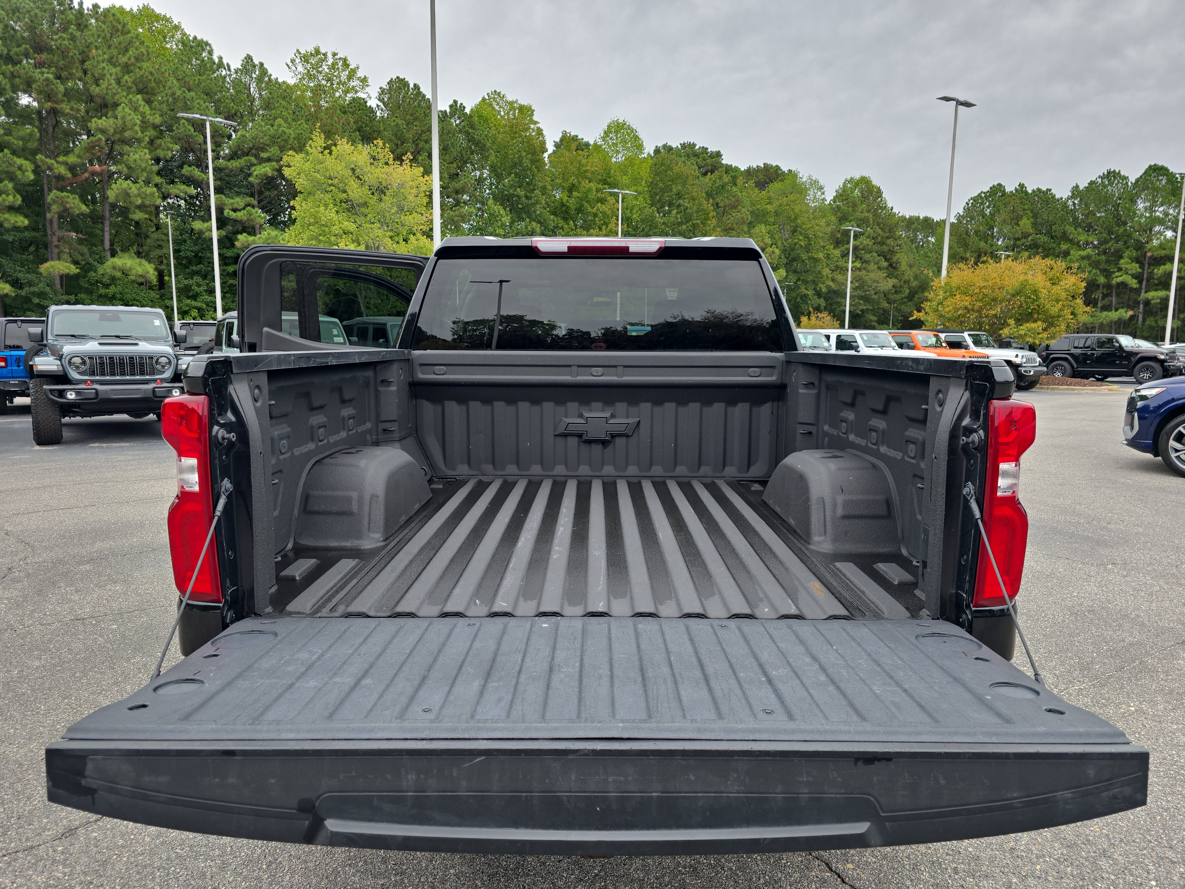 Used 2022 Chevrolet Silverado 1500 RST w/ Z71 Off-Road Package AWD/4WD image 12