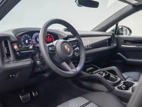 Certified 2025 Porsche Cayenne GTS image 4