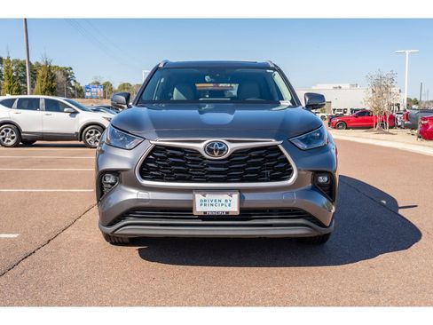 Used 2023 Toyota Highlander XLE image 2