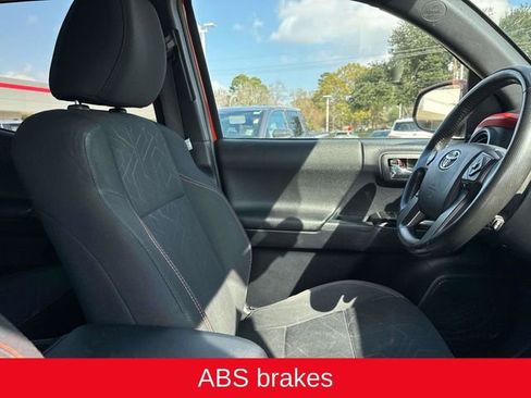 Used 2017 Toyota Tacoma TRD Off-Road image 12