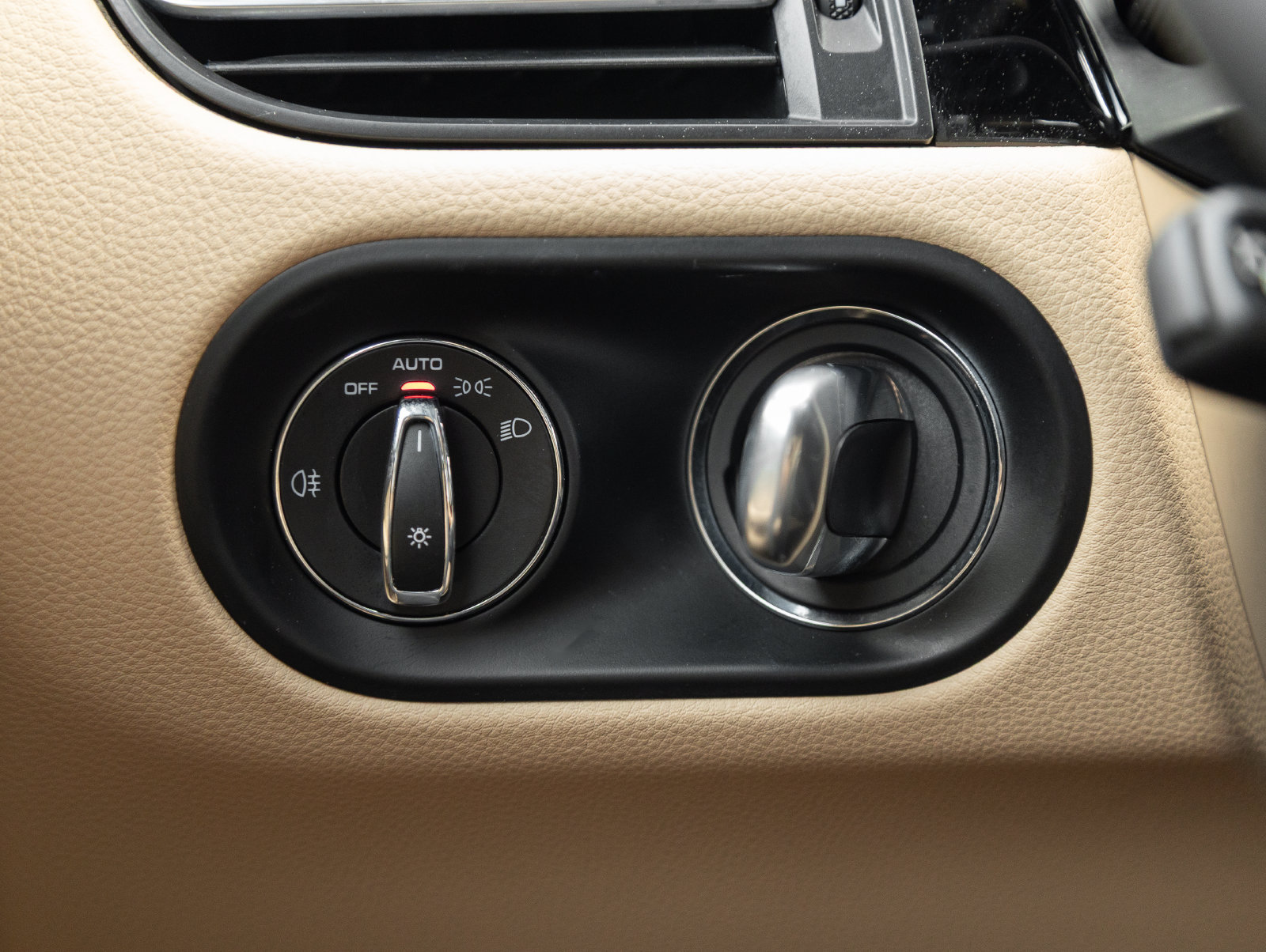 Certified 2024 Porsche Macan AWD/4WD image 17