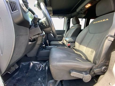 Used 2015 Jeep Wrangler Unlimited Sahara w/ Connectivity Group AWD/4WD image 9