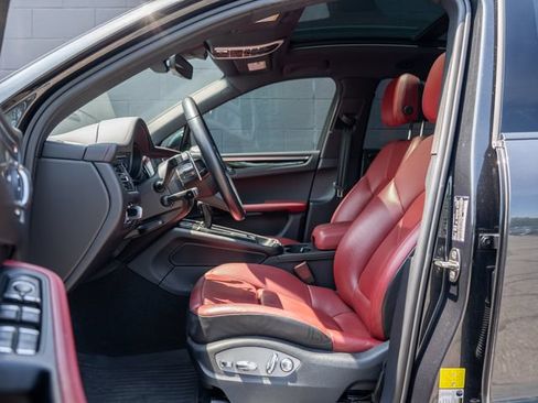 Certified 2023 Porsche Macan S AWD/4WD image 17