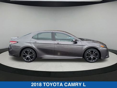Used 2018 Toyota Camry SE w/ Moonroof Package image 2
