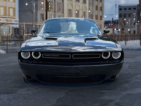 Used 2016 Dodge Challenger SXT image 2