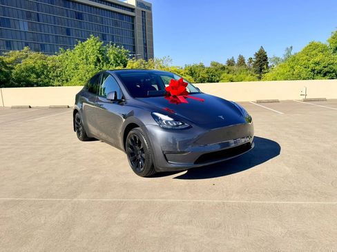 Used 2022 Tesla Model Y Long Range AWD/4WD image 1