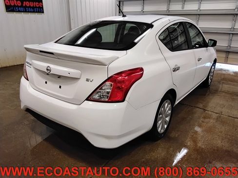Used 2018 Nissan Versa SV image 3