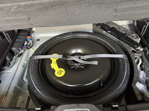 Used 2021 Volvo XC40 T5 Momentum image 18