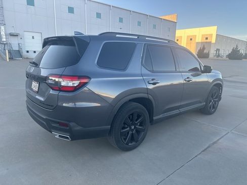 Used 2025 Honda Pilot Black Edition image 5
