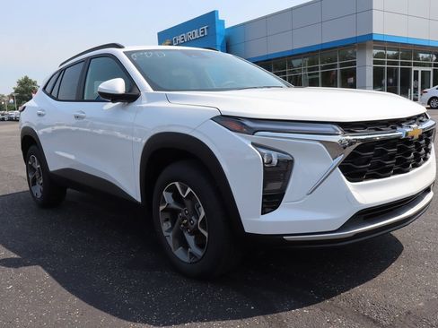 New 2026 Chevrolet Trax LT w/ LT Convenience Package FWD image 2