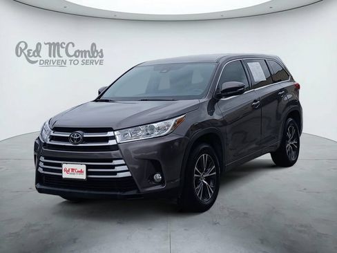 Used 2017 Toyota Highlander Plus FWD image 1
