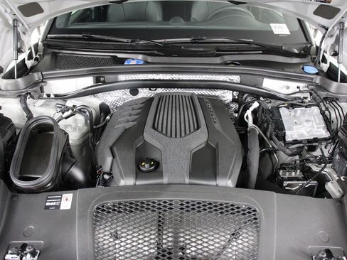 Certified 2025 Porsche Macan image 26