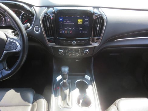 Used 2021 Chevrolet Traverse LT w/ LT Premium Package AWD/4WD image 16