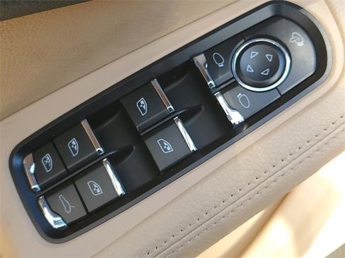 Used 2024 Porsche Macan image 20