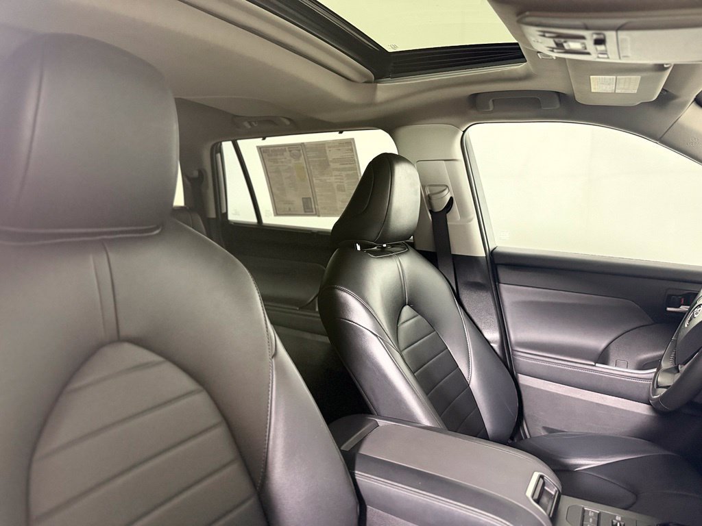 Used 2023 Toyota Highlander XLE AWD/4WD image 27