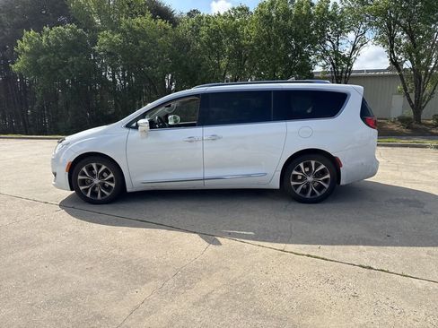 Used 2017 Chrysler Pacifica Limited image 11