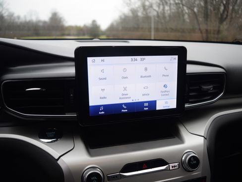 Used 2022 Ford Explorer XLT w/ Equipment Group 202A image 9