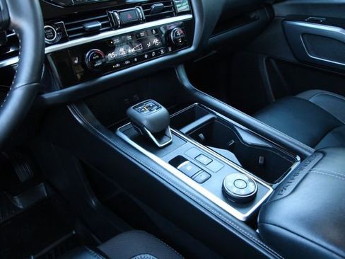 Used 2023 Nissan Pathfinder SL w/ Black Appearance Package image 24