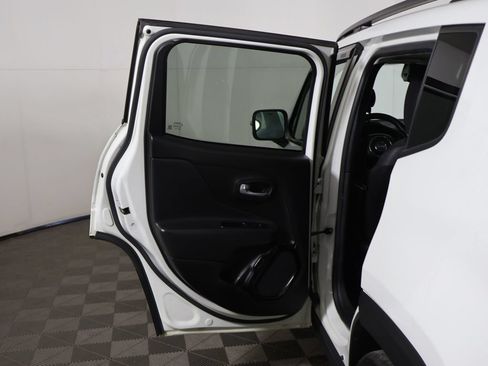 Used 2018 Jeep Renegade Altitude FWD image 18