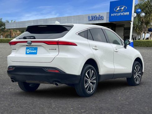 Used 2022 Toyota Venza LE image 3