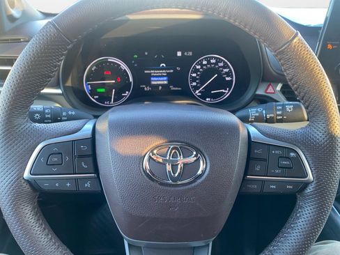 Used 2023 Toyota Sienna Platinum image 12